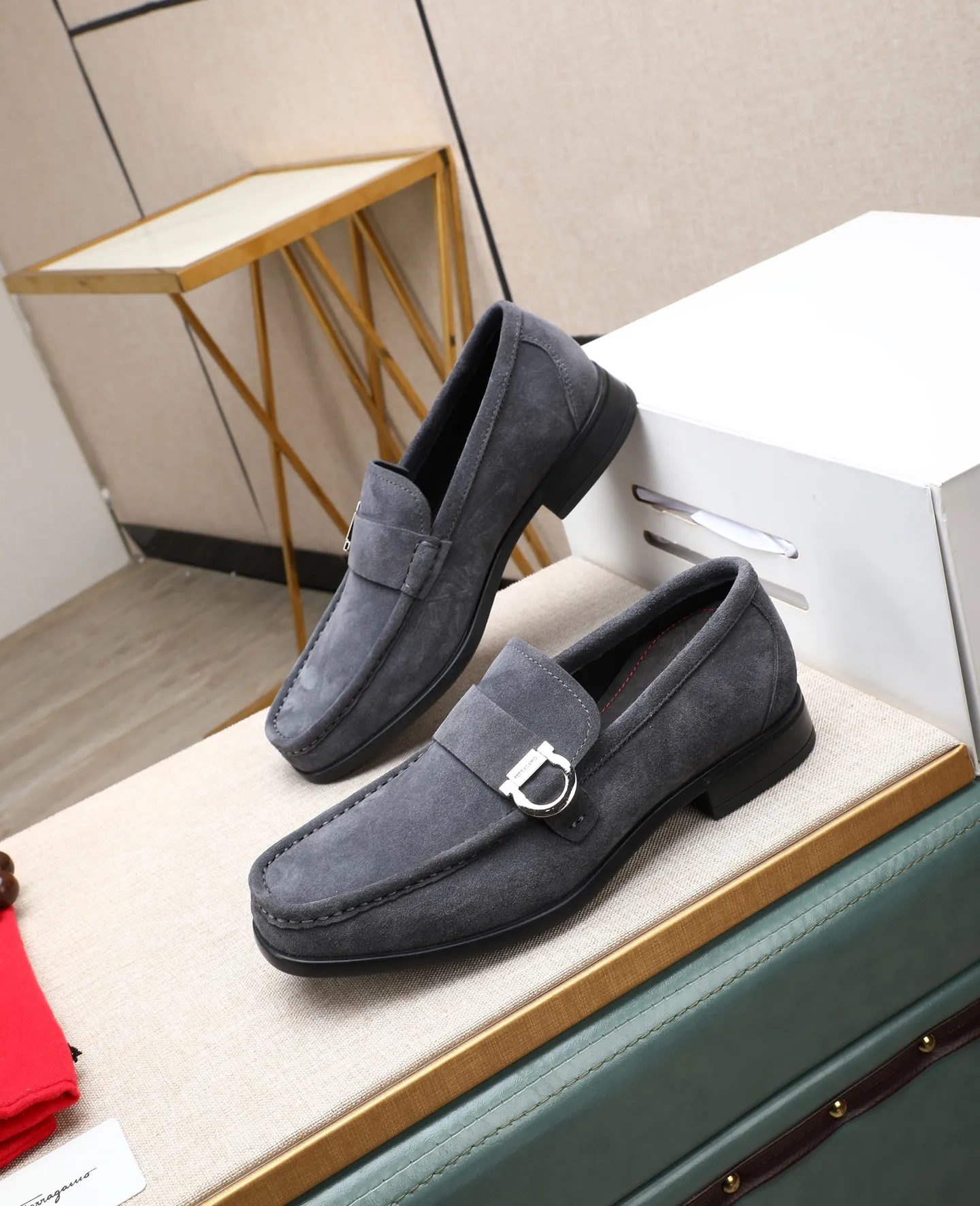 Men's clothing and shoes 💰700📛📛High-end goods! Salvatore Ferragamo is the world's top luxury footwear brand. It comes from Italy, the kingdom of fashion. It is famous all over the world for its traditional handmade design and novel styles... 🚶🏻🚶🏻 Top-quality suit shoes are sold simultaneously at the counter. This style is purely handmade. The fabric is imported Italian calfskin➕soft water-dyed cowhide lining. Specially available with original deep rubber outsole🌀🌀Size: 38➖44